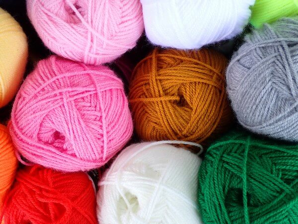 Choisir la laine pour tricoter un pull d'allaitement